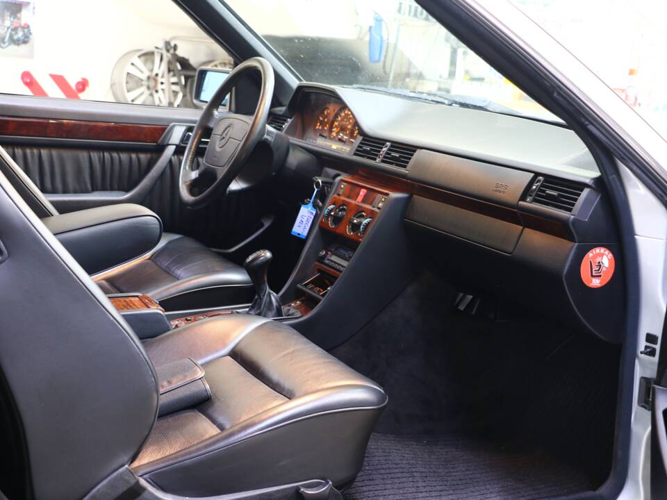Immagine 17/43 di Mercedes-Benz E 200 (1994)