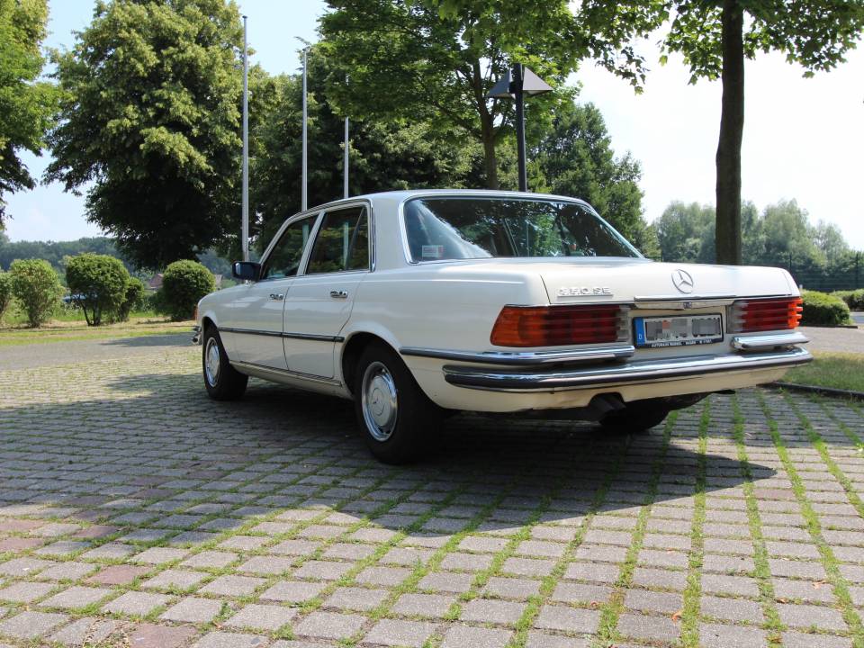 Image 4/30 de Mercedes-Benz 350 SE (1973)