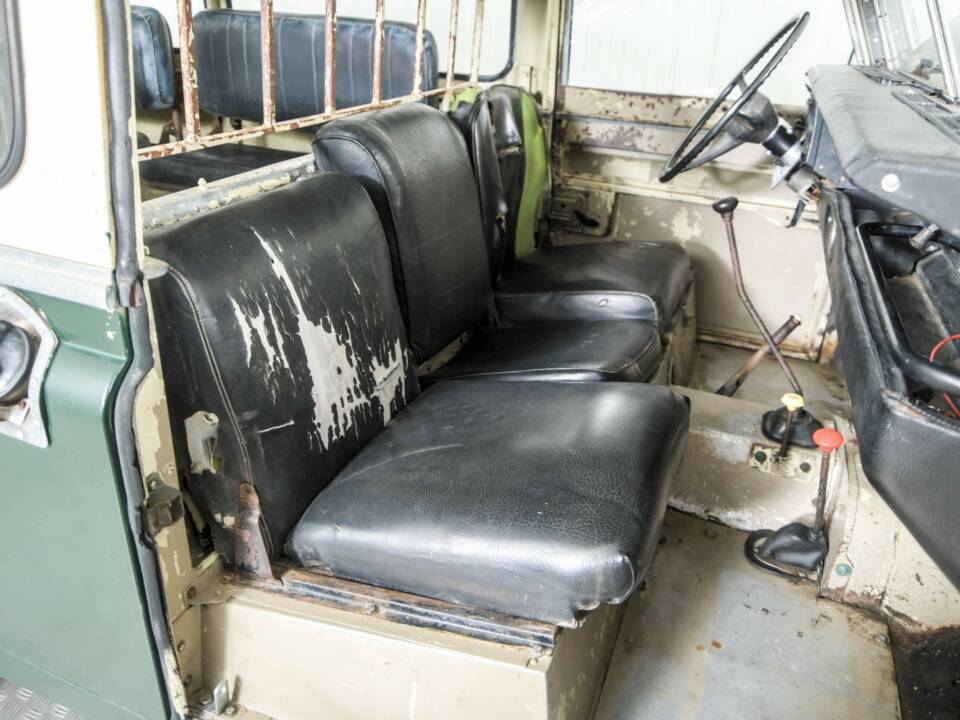 Image 16/50 of Land Rover 109 (1978)