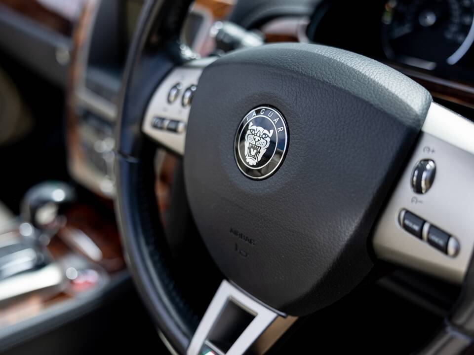 Image 38/50 of Jaguar XKR (2007)