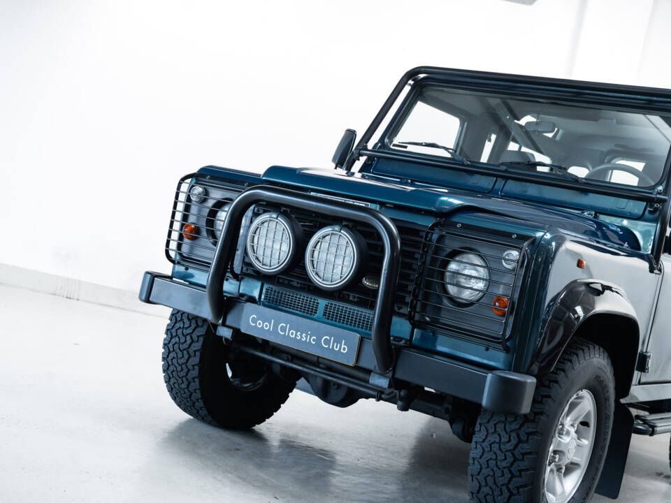 Image 30/43 of Land Rover Defender 90 &quot;50th Anniversary&quot; (1998)
