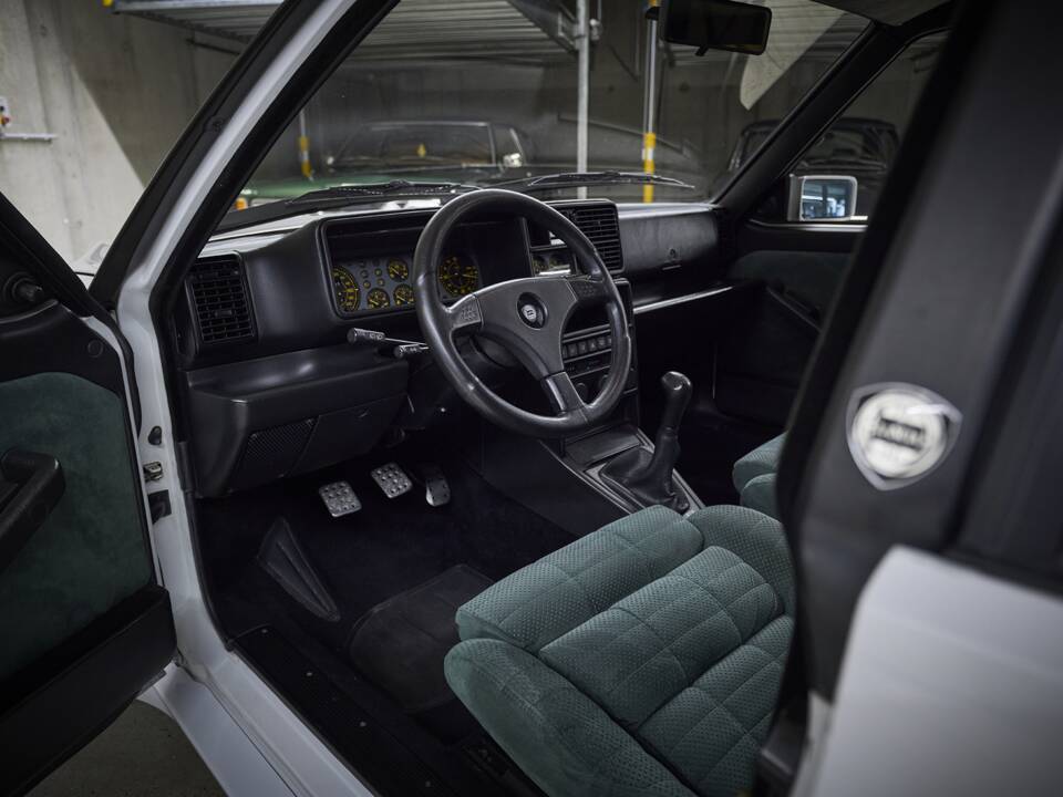 Image 58/93 of Lancia Delta HF Integrale Evoluzione I (1992)