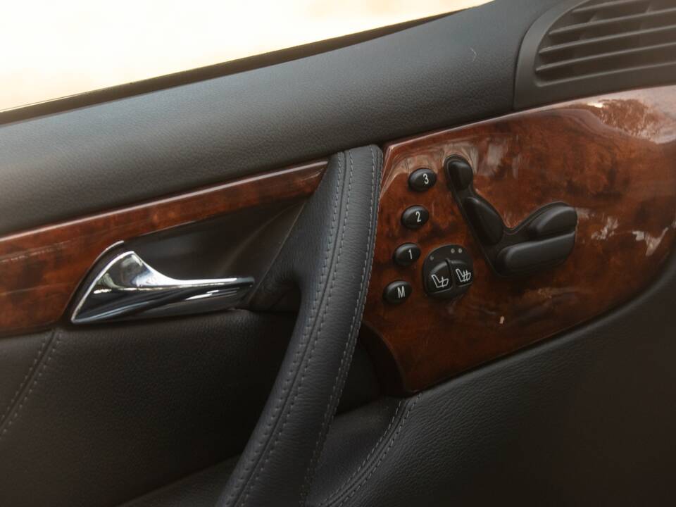 Image 34/50 of Mercedes-Benz CL 500 (2002)