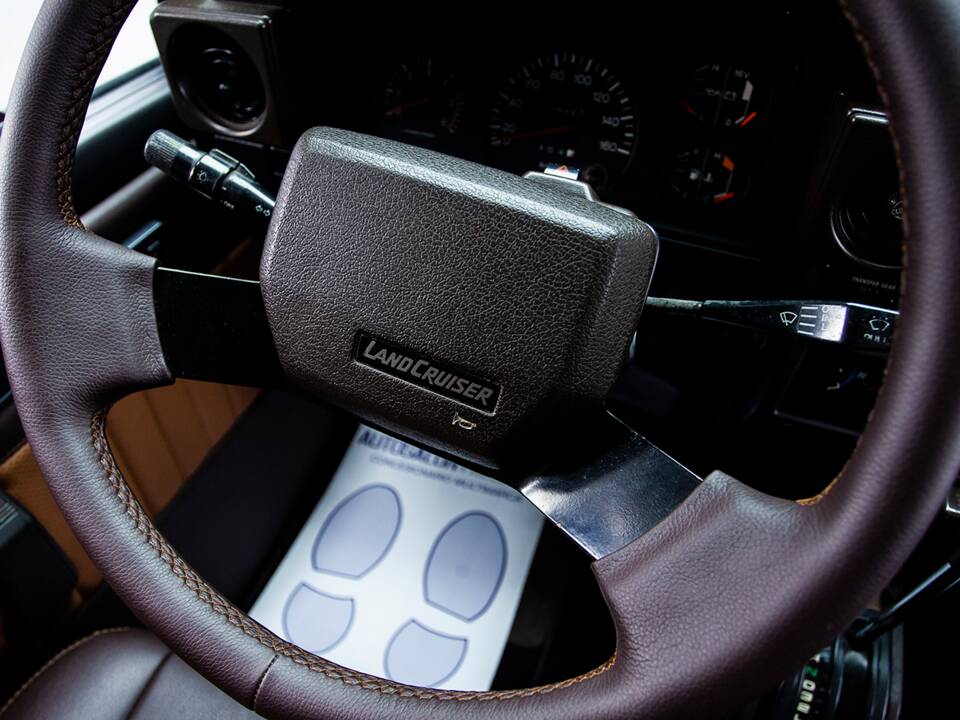 Image 27/42 of Toyota Land Cruiser FJ 62 (1985)