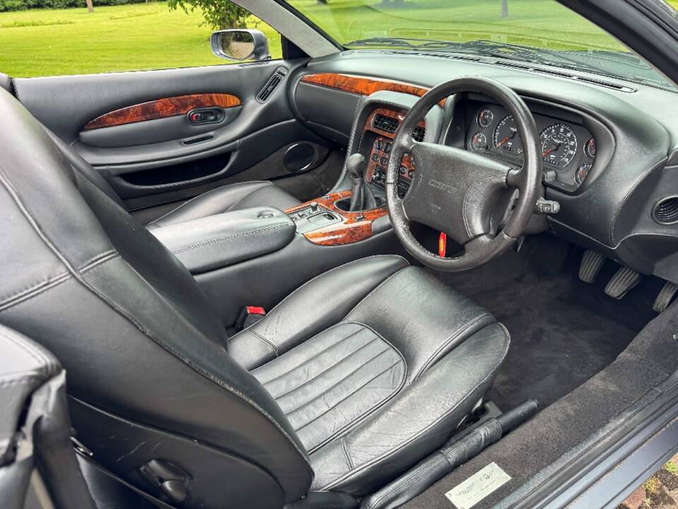 Image 16/28 of Aston Martin DB 7 Volante (1997)