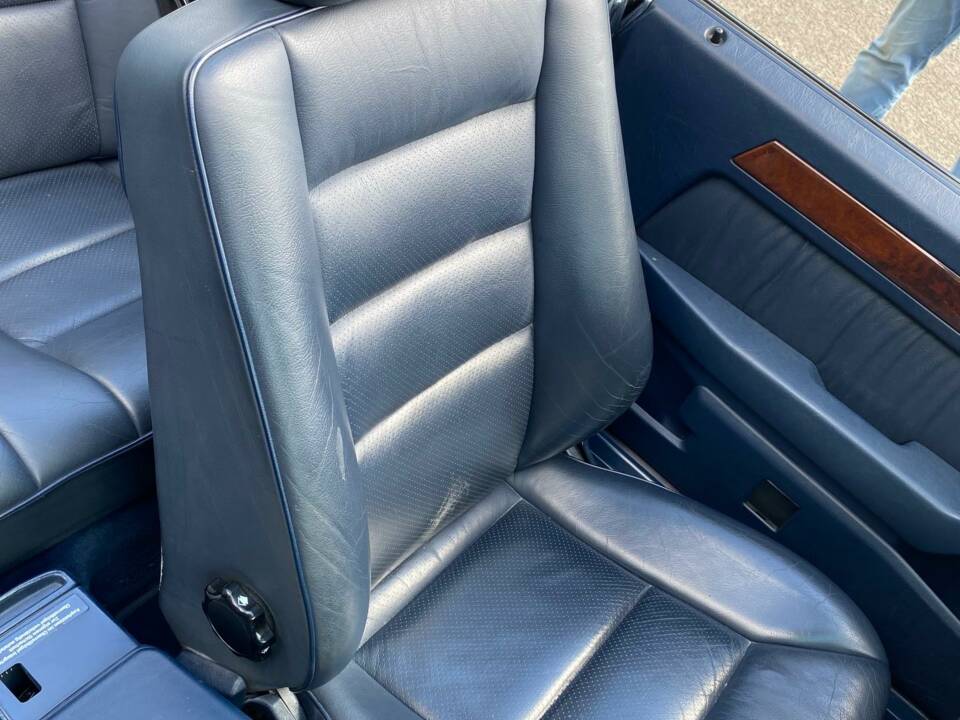 Image 18/31 of Mercedes-Benz E 220 (1994)