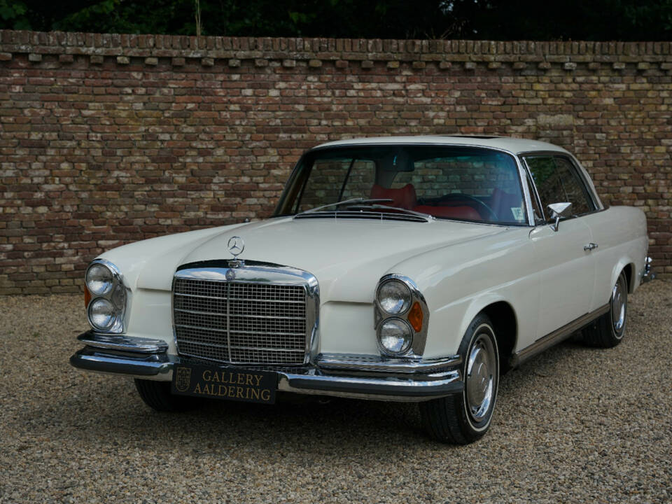 Image 32/50 of Mercedes-Benz 280 SE 3,5 (1970)