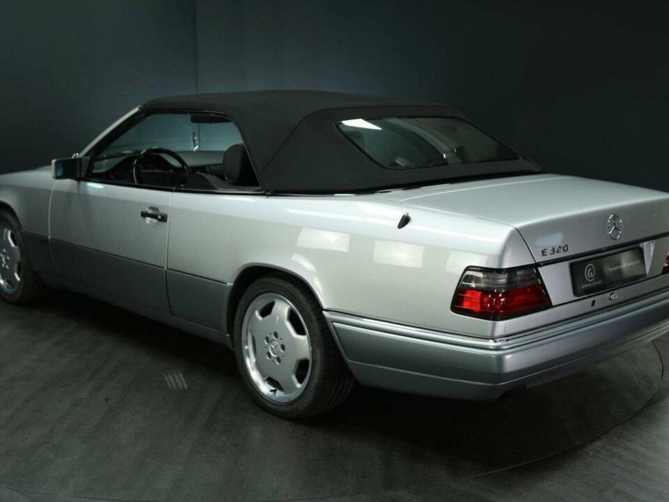 Immagine 4/30 di Mercedes-Benz E 320 &quot;Final Edition&quot; (1997)