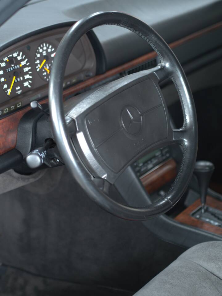 Image 34/52 of Mercedes-Benz 560 SEL (1988)