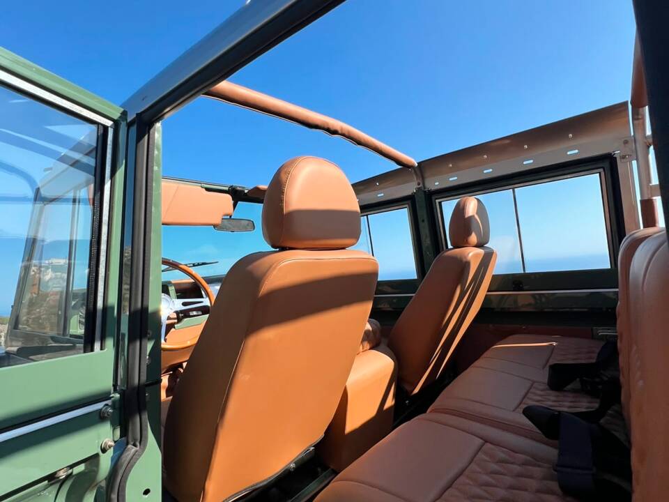 Bild 10/16 von Land Rover Defender 110 300Tdi (1998)