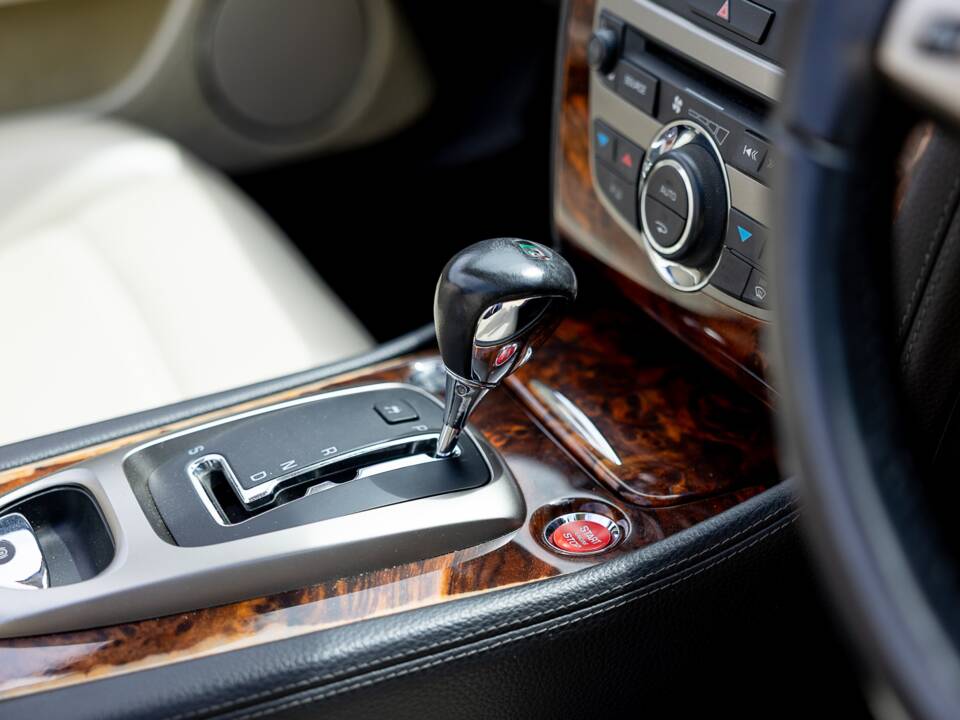 Image 24/50 of Jaguar XKR (2007)