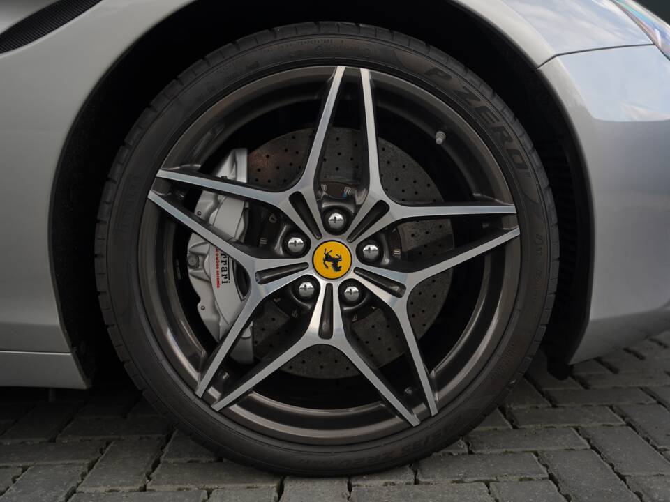Bild 43/50 von Ferrari California T (2015)