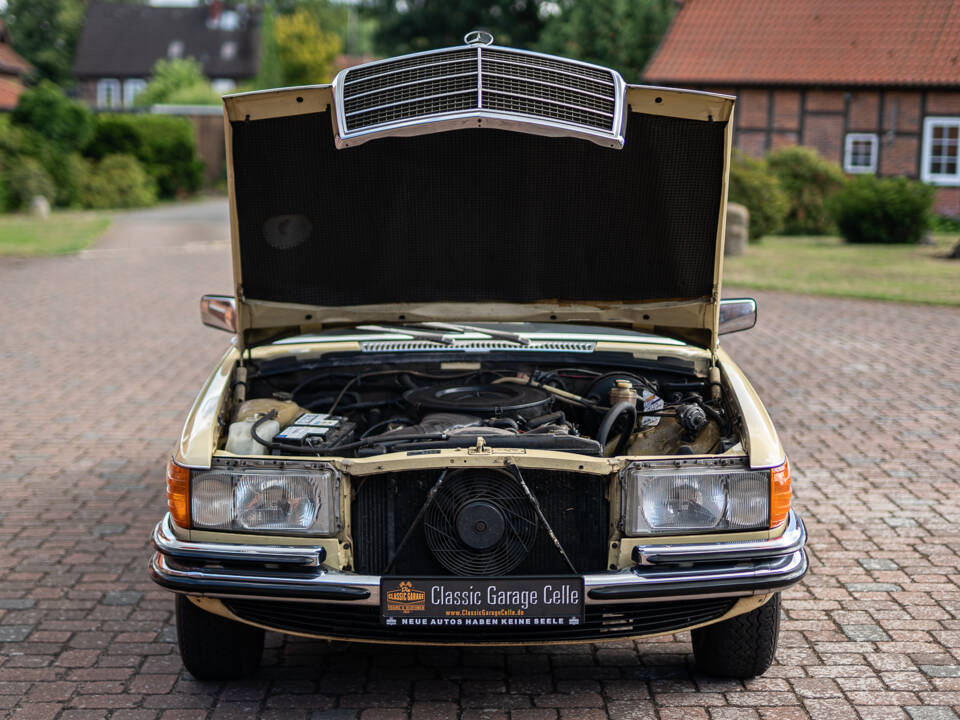 Image 7/40 of Mercedes-Benz 350 SE (1975)