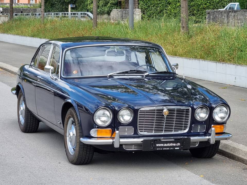 Immagine 2/29 di Jaguar XJ 6 4.2 (1972)