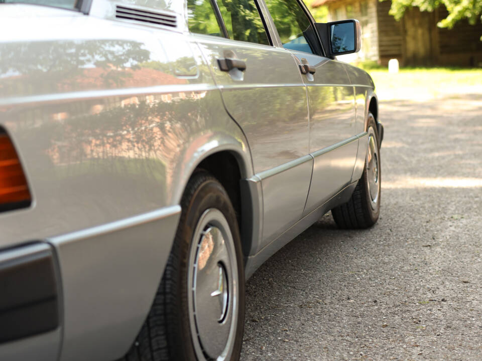 Immagine 99/100 di Mercedes-Benz 190 E 2.3 (1992)