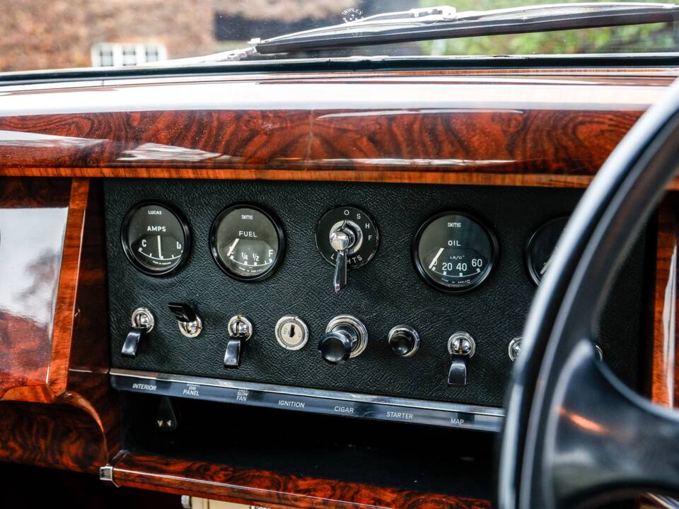 Image 35/42 of Jaguar Mk II 3.8 (1962)