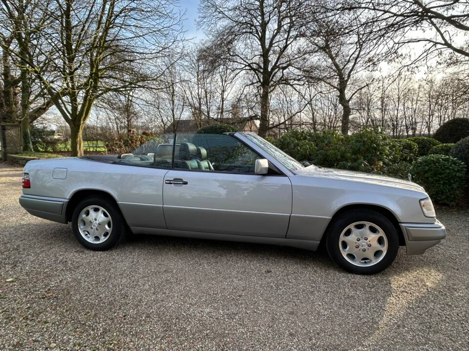 Bild 2/5 von Mercedes-Benz E 200 (1994)