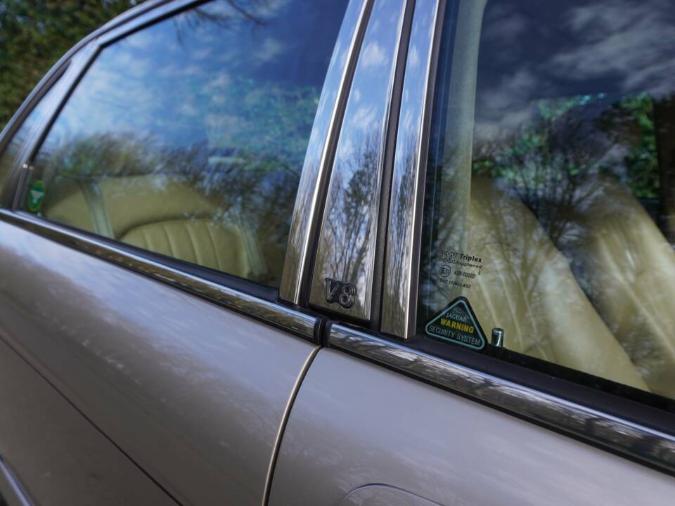 Image 16/19 of Jaguar XJ 8 Sovereign (1999)