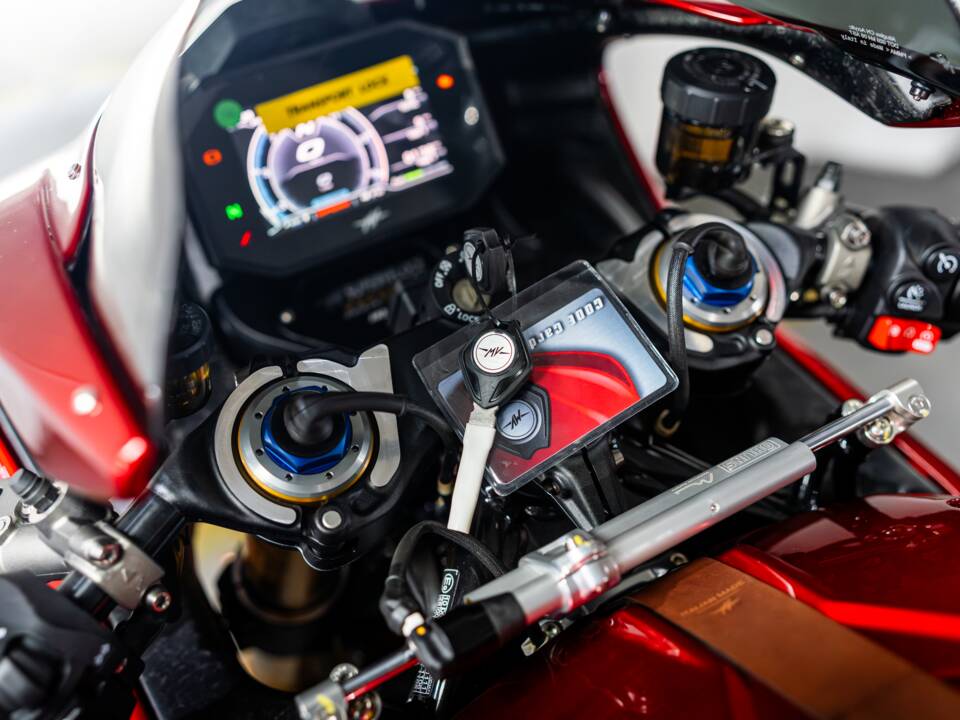 Bild 28/38 von MV Agusta DUMMY (2011)