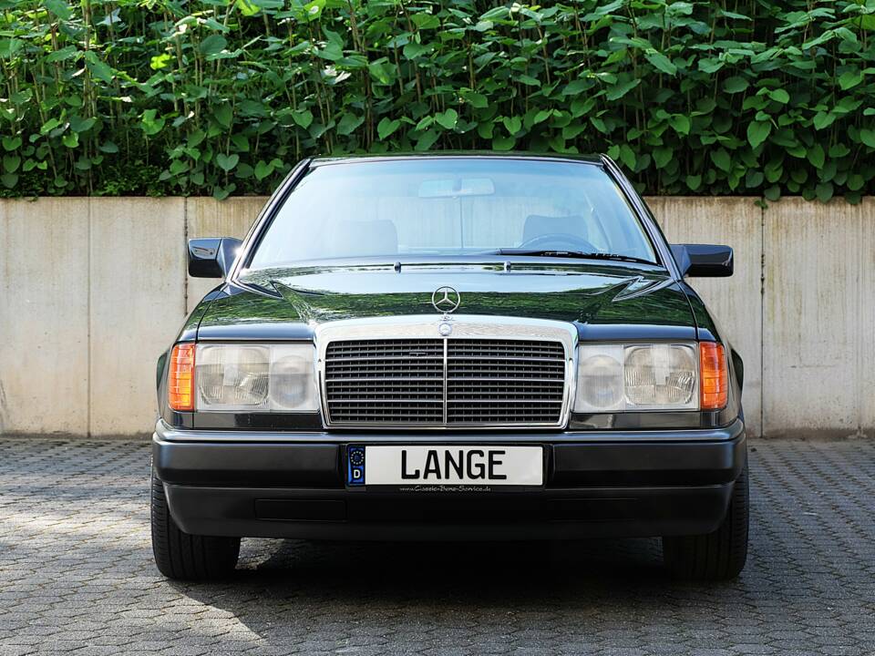 Image 3/63 of Mercedes-Benz 300 CE (1991)