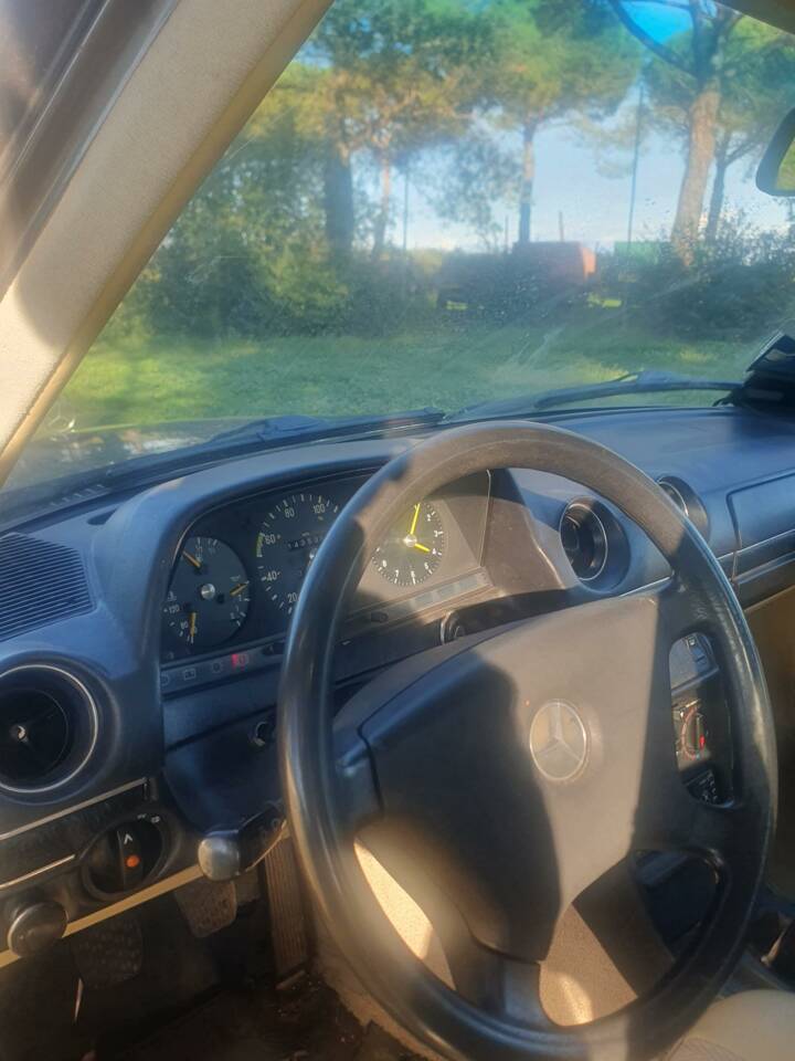 Bild 24/44 von Mercedes-Benz 240 D (1981)