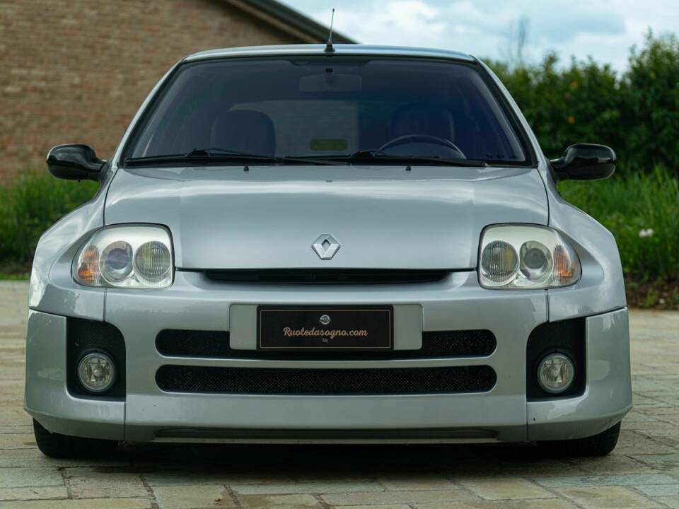 Image 3/50 of Renault Clio II V6 (2002)