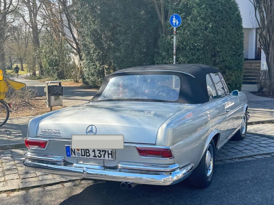 Image 5/37 de Mercedes-Benz 250 SE (1966)