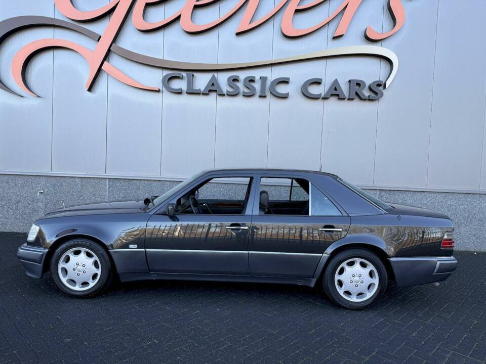 Immagine 8/36 di Mercedes-Benz 500 E (1991)