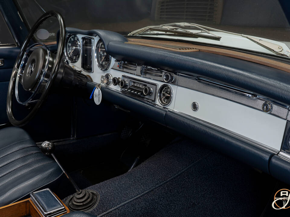 Image 12/23 of Mercedes-Benz 280 SL (1968)