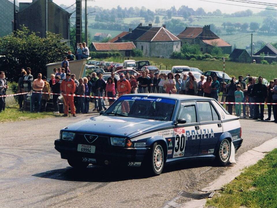 Image 4/44 of Alfa Romeo 75 3.0 V6 QV (1989)