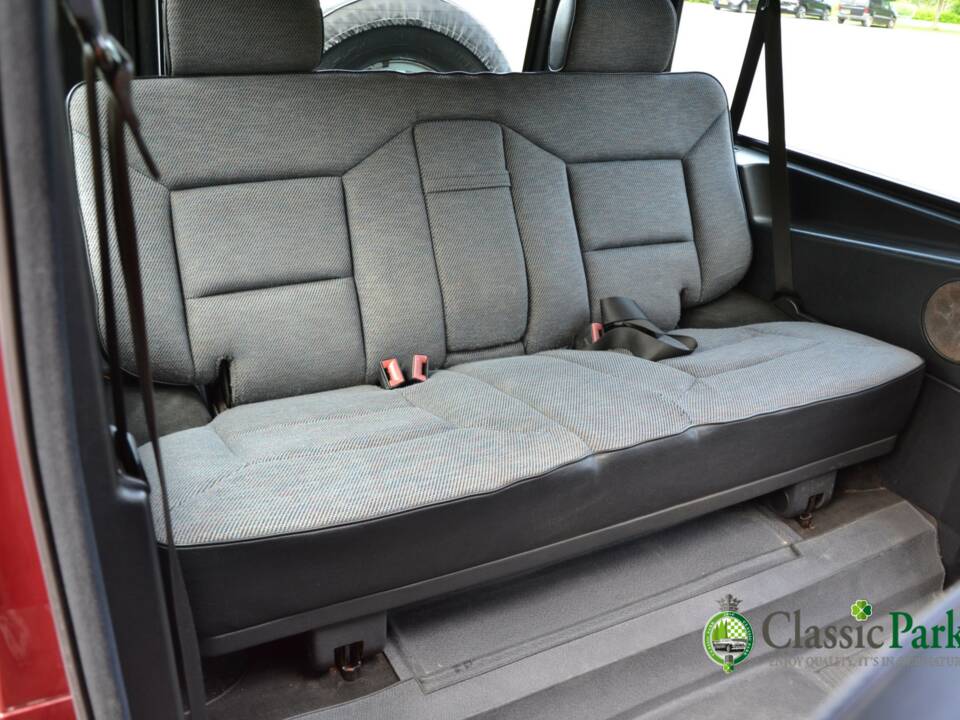 Image 18/49 de Mercedes-Benz 230 GE (SWB) (1993)