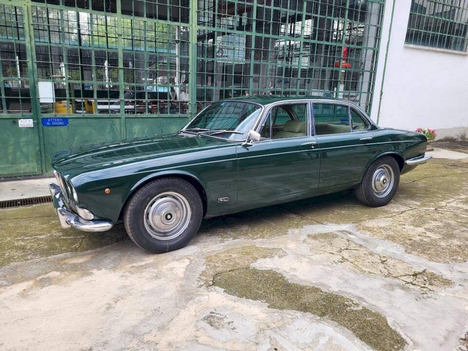 Image 1/38 of Jaguar XJ 6 4.2 (1970)