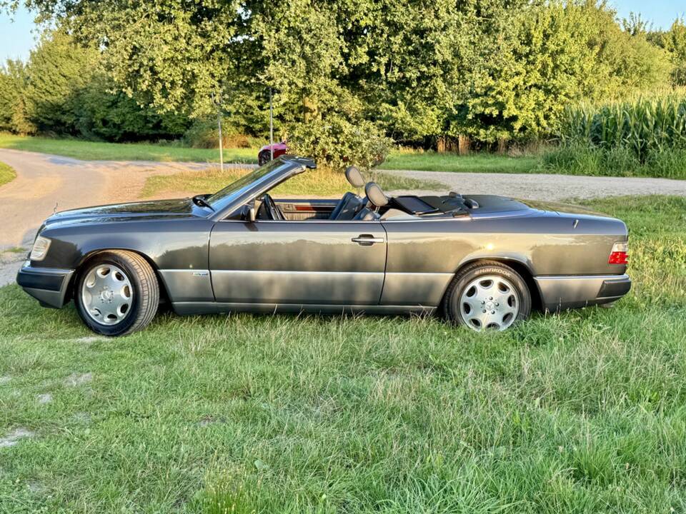 Image 5/8 de Mercedes-Benz 300 CE-24 (1993)
