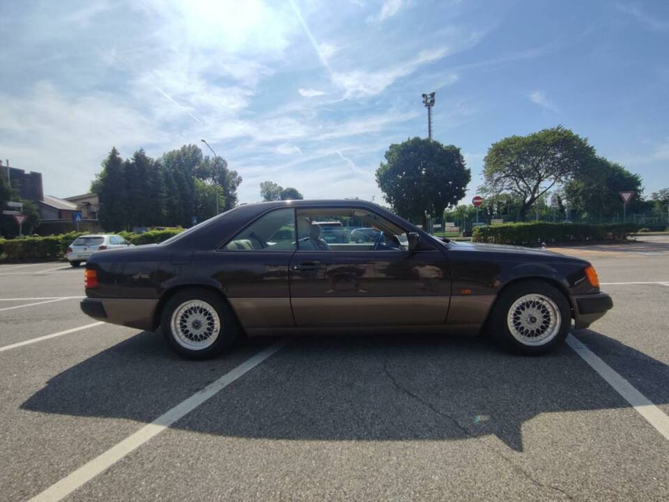 Image 4/10 of Mercedes-Benz 300 CE (1989)