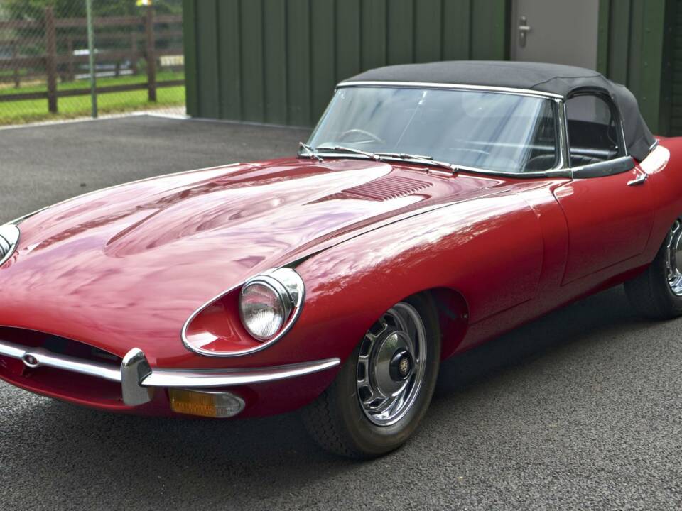 Image 12/49 de Jaguar E-Type (1970)