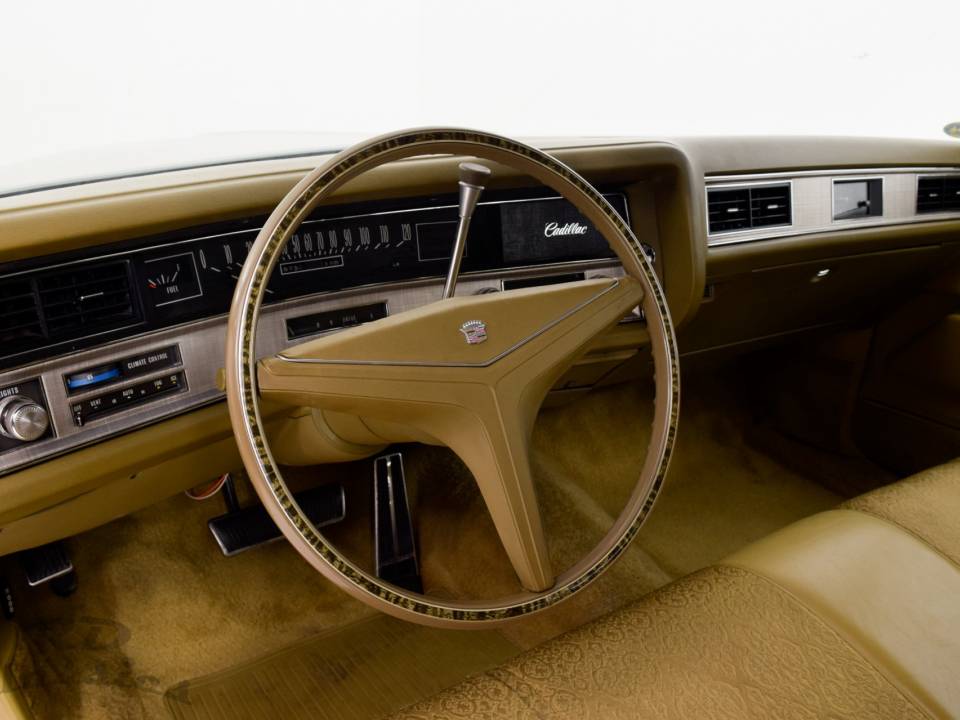 Image 21/32 of Cadillac Coupe DeVille (1971)