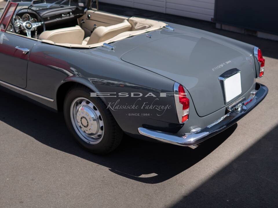 Image 14/31 of Alfa Romeo 2600 Spider (1963)