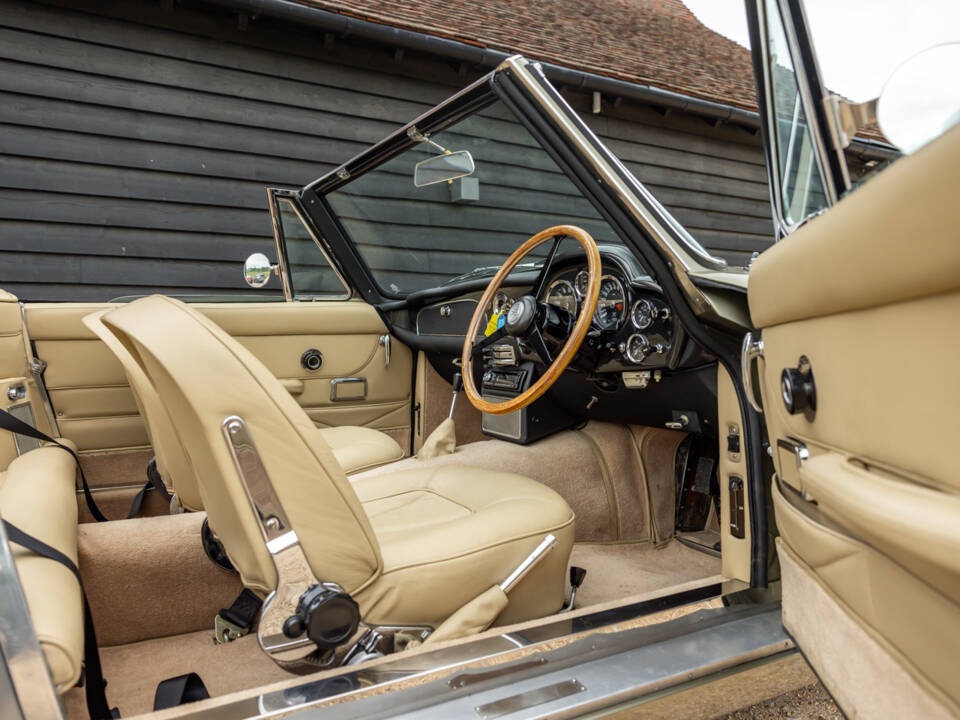 Immagine 31/57 di Aston Martin DB 6 Volante (1969)