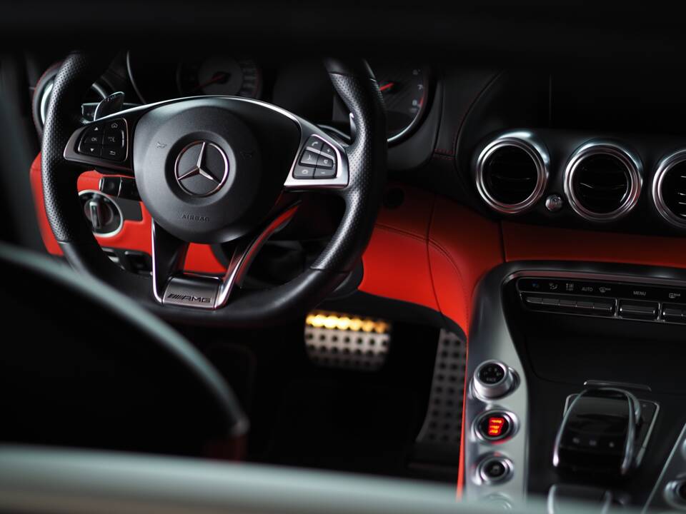 Image 29/49 of Mercedes-AMG GT-S (2015)