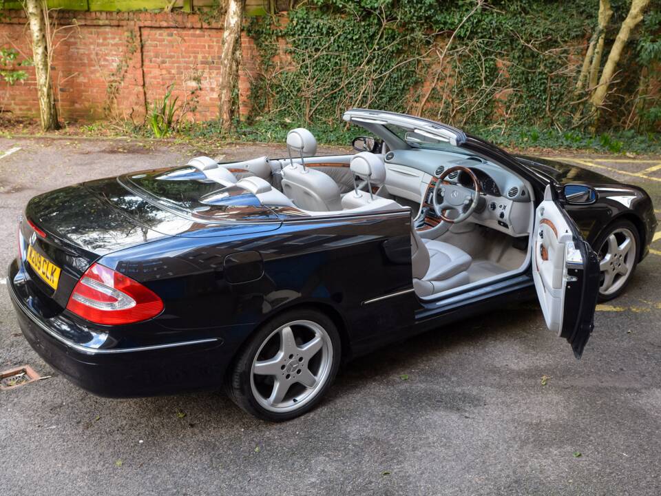 Image 20/49 of Mercedes-Benz CLK 500 (2004)