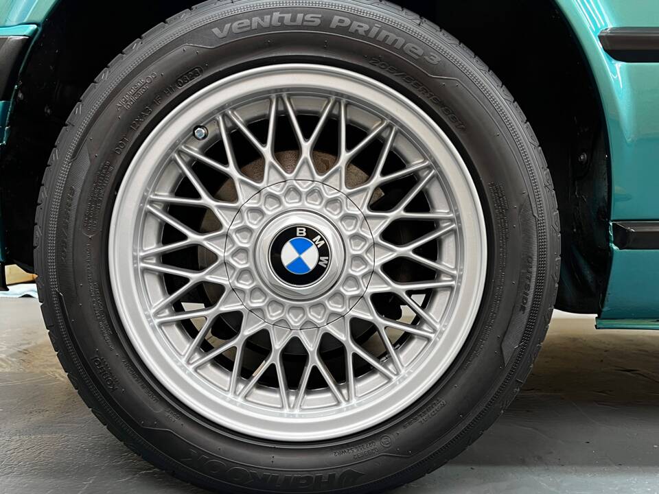 Immagine 19/21 di BMW 318i (1991)