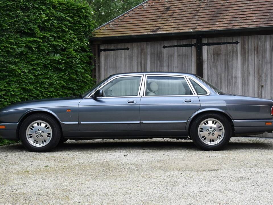 Image 2/40 of Jaguar XJ 6 4.0 Sovereign (1995)