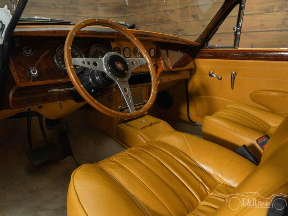Image 18/19 of Jaguar Mk II 3.8 (1962)