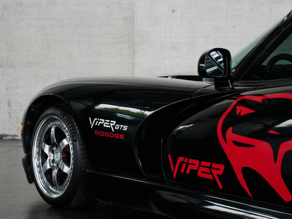 Image 18/50 of Dodge Viper GTS (2005)