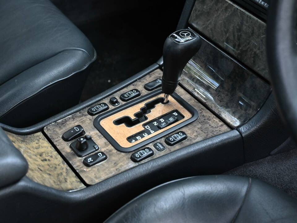 Image 33/50 of Mercedes-Benz E 320 (1998)