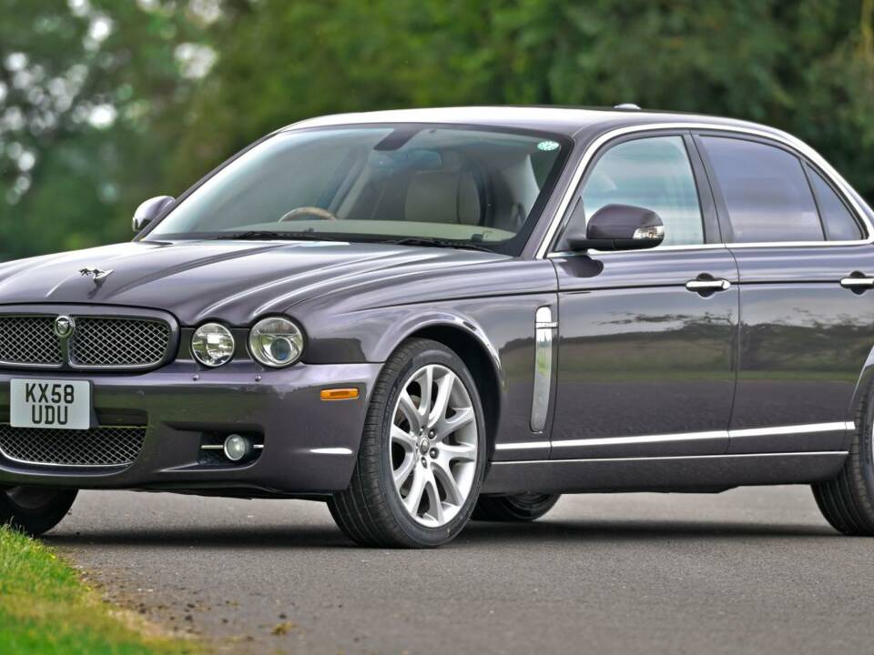 Image 2/50 de Jaguar XJ 8 4.2 (2009)