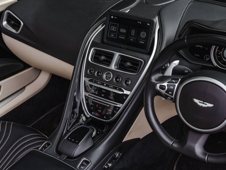 Image 30/39 of Aston Martin DB 11 Volante (2018)