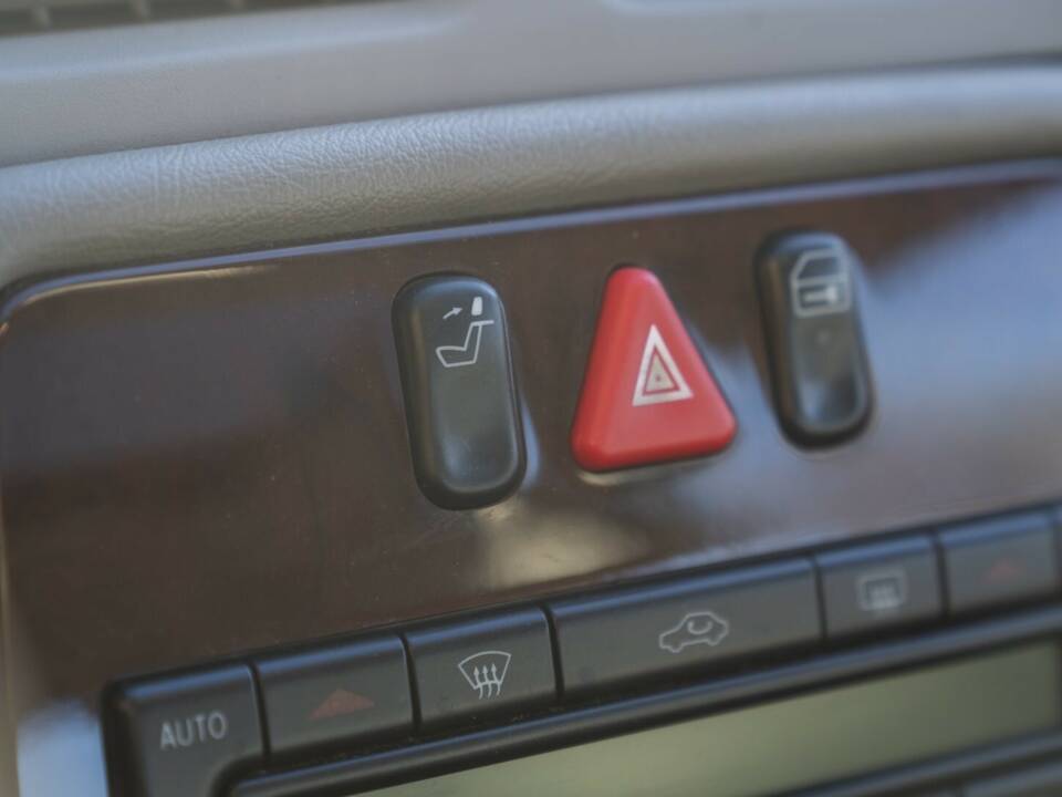 Image 46/50 of Mercedes-Benz CLK 200 (1997)