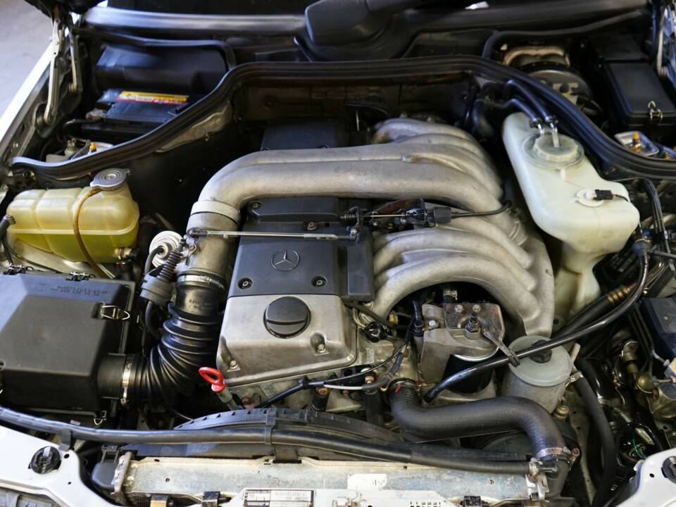 Image 23/33 of Mercedes-Benz E 300 Diesel (1994)