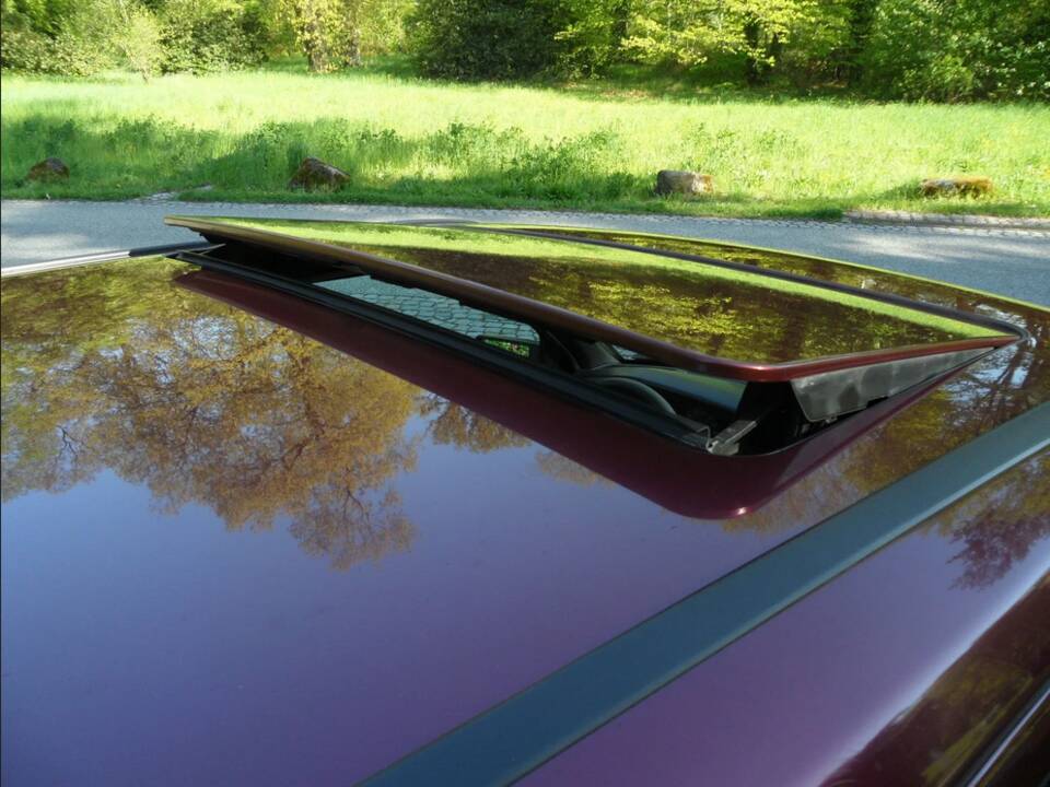 Image 30/137 of Mercedes-Benz 190 E 1.8 Avantgarde &quot;Rosso&quot; (1992)
